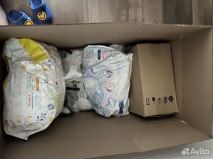 Коробка с вещами для дачи и отдыха