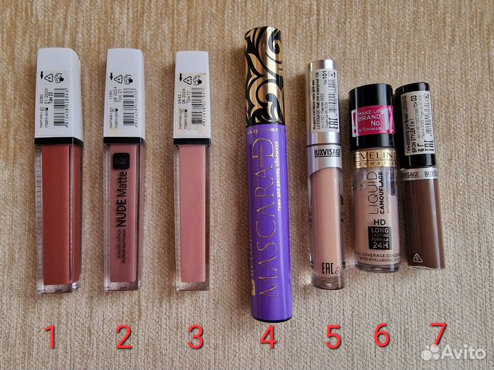 Много косметики, кремов, маски, термальная вода