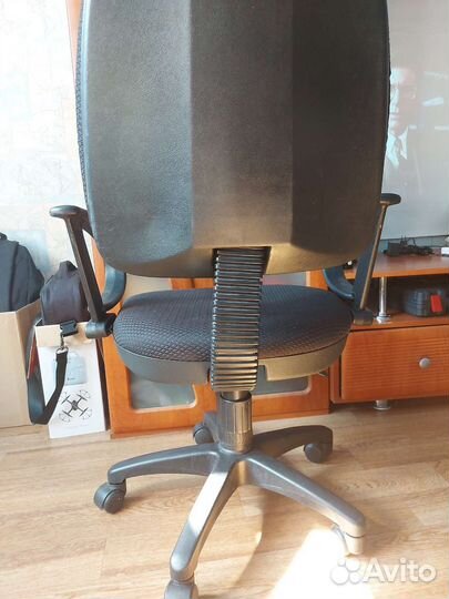 Офисное кресло