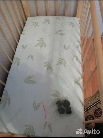 Детская кроватка с матрасом и бортиками