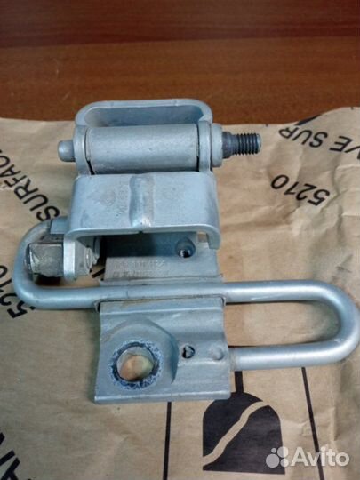 Петля двери нижняя передняя правая Volkswagen