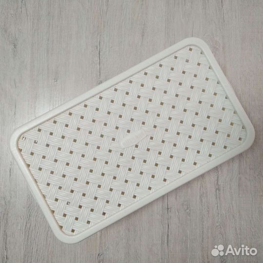 Две пластиковых корзины с крышками