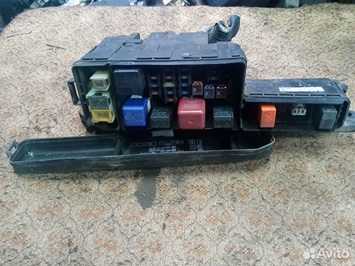 Блок предохранителей на Тойота Авенсис 02г