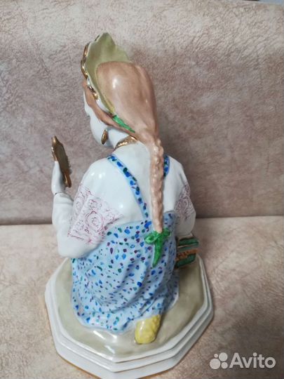 Статуэтка фарфоровая
