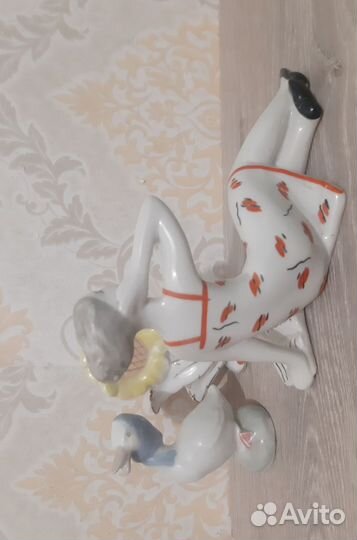 Фарфоровая статуэтка девушка с книгой, Сысерть