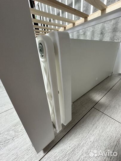 Детская кроватка с маятником