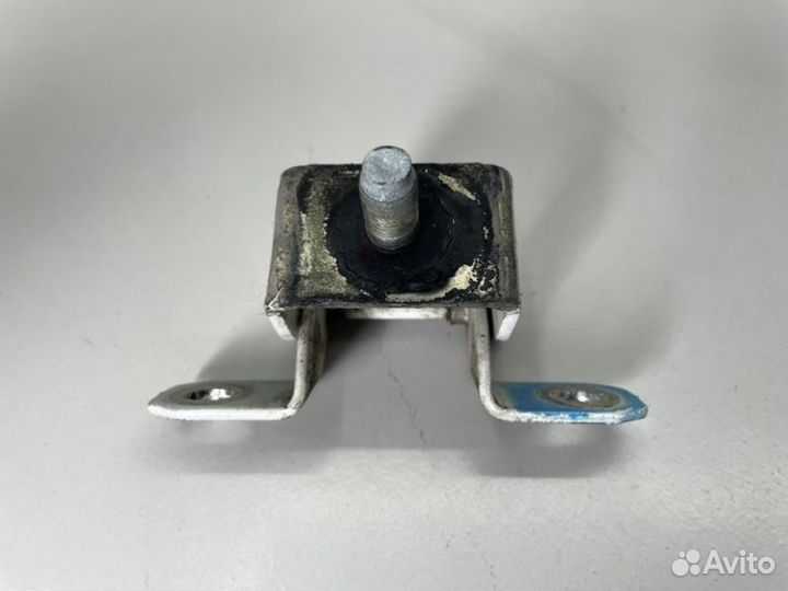 Петля двери багажника Nissan Juke F15