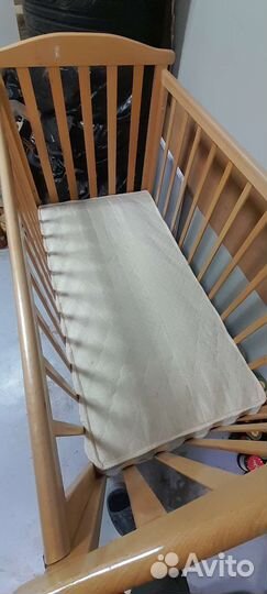 Детская кроватка с маятником