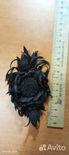 Брошь-цветок из натуральной кожи