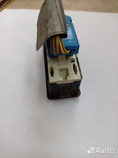 Клавиша управления люком