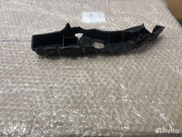 Кронштейн переднего бампера правый на captiva