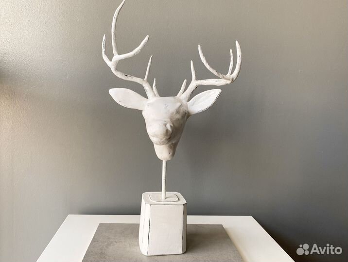 Олень декоративная статуэтка белая