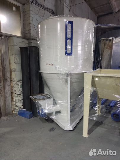 Смеситель кормов вертикальный шнековый