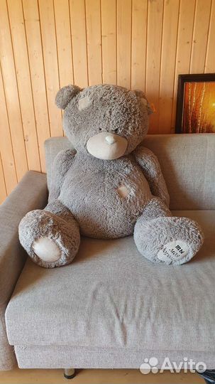 Большой плюшевый медведь