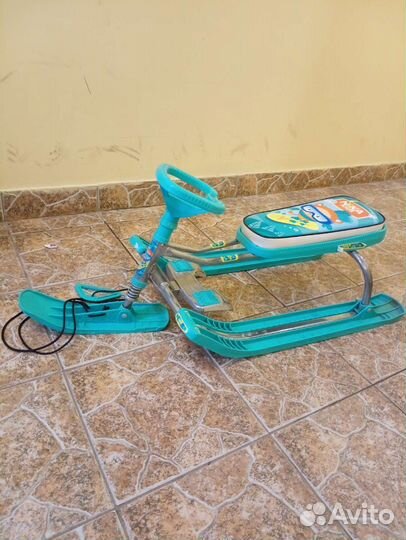 Детский снегокат с ручкой бу