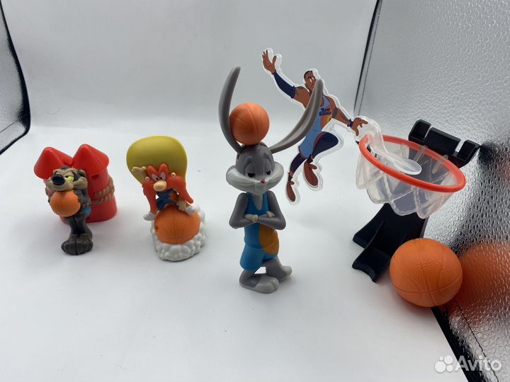 Игрушки из макдональдса космический джем