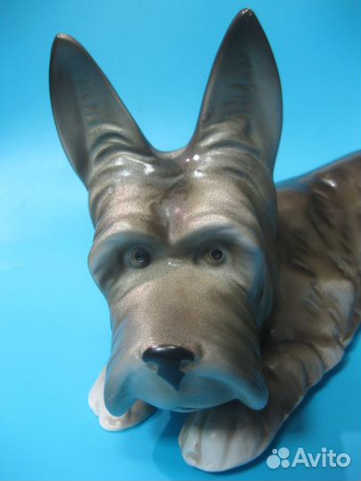 Статуэтка фарфоровая