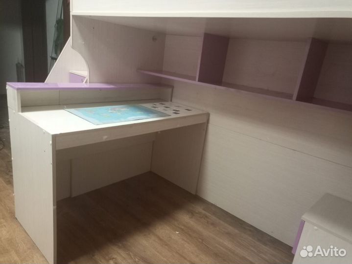 Детская кровать чердак со столом и шкафом