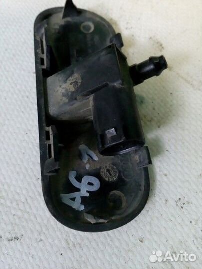 Форсунка омывателя лобового стекла правая Audi A6