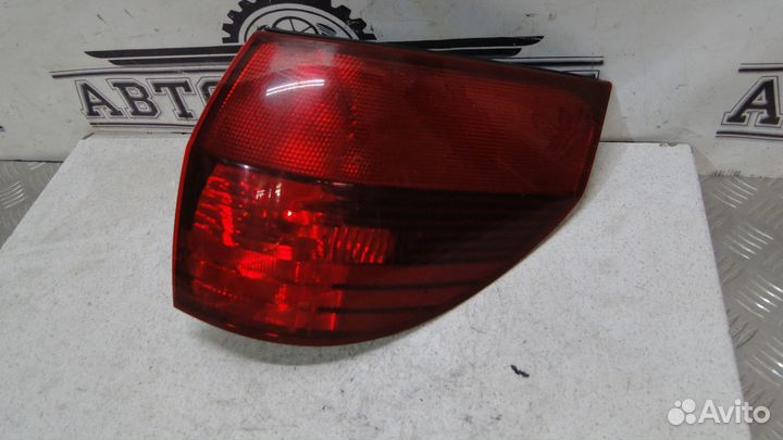 Фонарь задний правый Toyota Sienna 2 2005 3.3