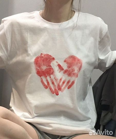 Футболка с рисунками и поцелуями