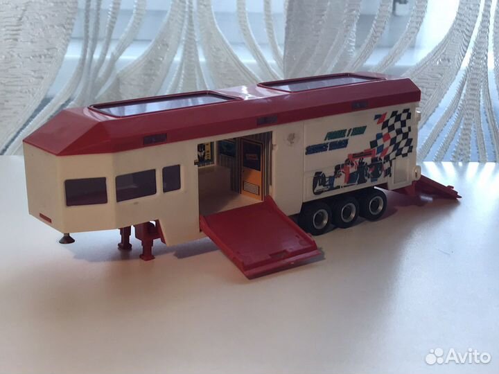 Модель тягача Mercedes с прицепом