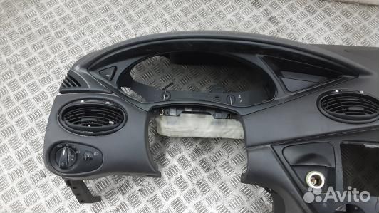 Панель приборов (торпедо) ford focus 1 (7SE09IS01)