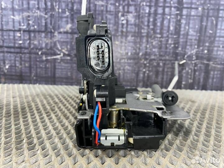 Замок двери передний левый Audi A4 Avant B6 AMB