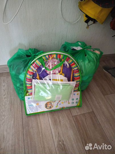 Пакет детских вещей и игрушек