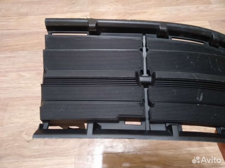 Решётка переднего бампера левая Toyota Rav 4