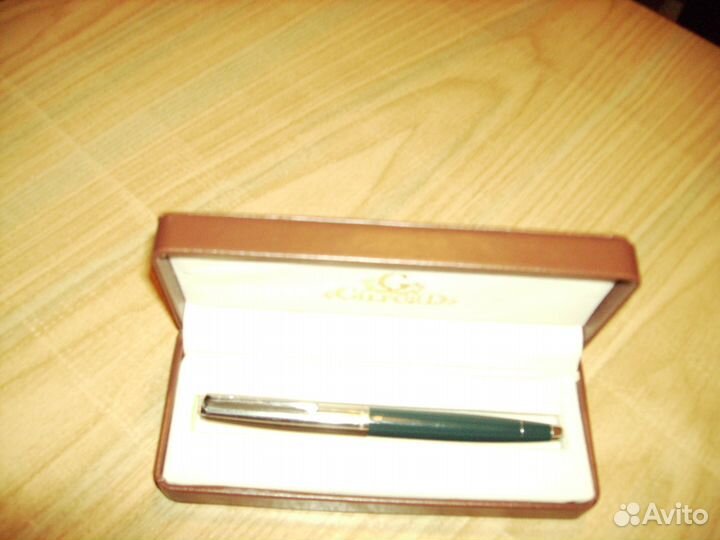 Ручка с золотым пером