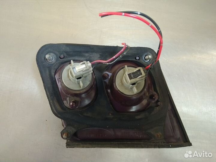 Фонарь задний внутренний левый Mitsubishi Galant 1