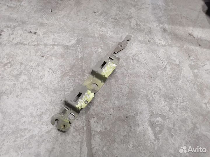 Крепление крыла Peugeot 308