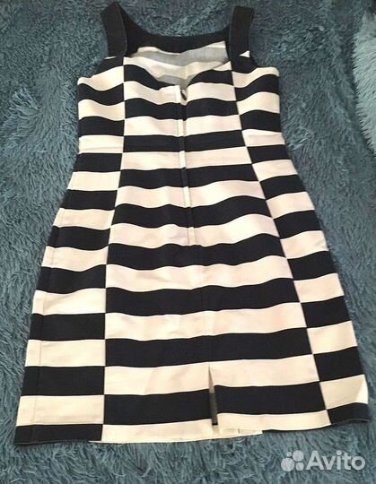 Платье в черно-белую полоску