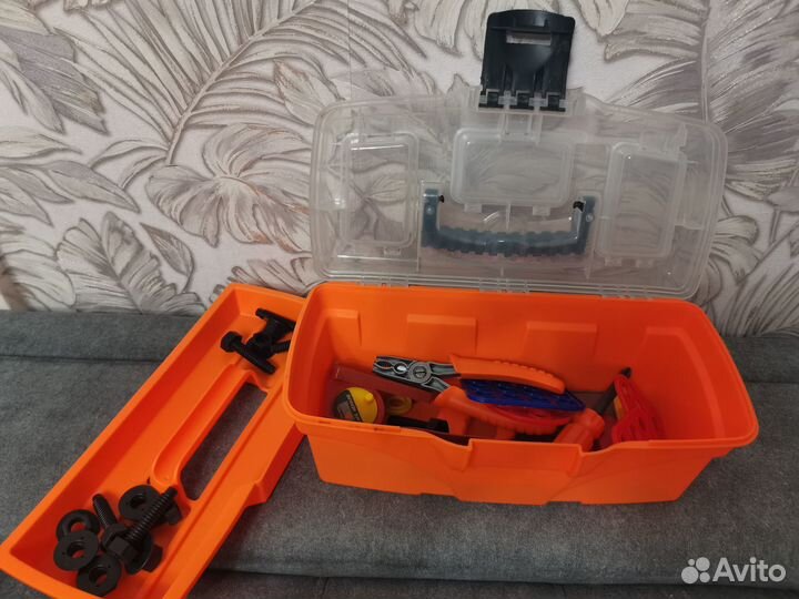 Игрушечный набор инструментов в чемодане