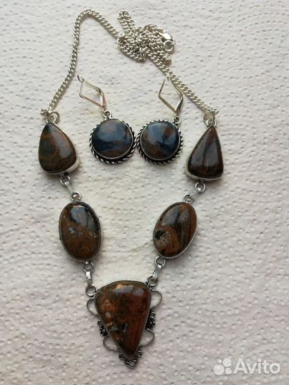 Комплект из натуральных камней петерсит