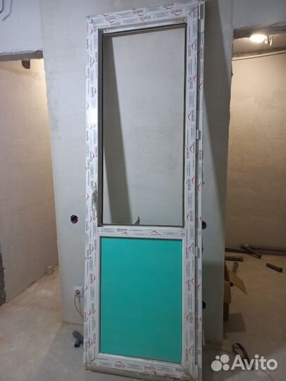 Пластиковые окна и дверь новые