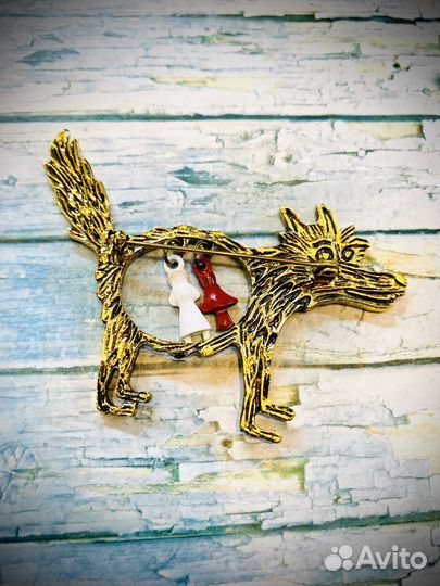 Брошь Серый волк и красная шапочка