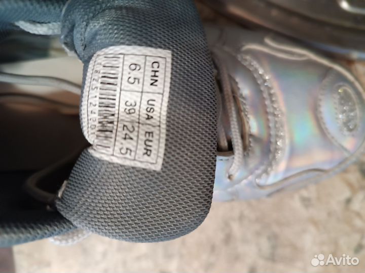 Кроссовки женские