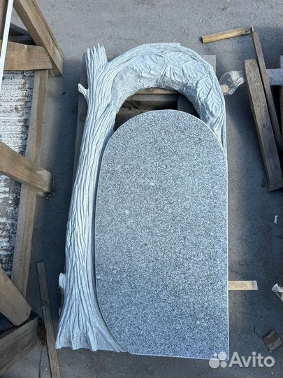 Гранитный памятник с художественной резкой