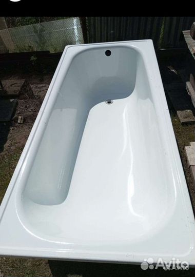 Ванна металлическая.Окна деревянные глухие