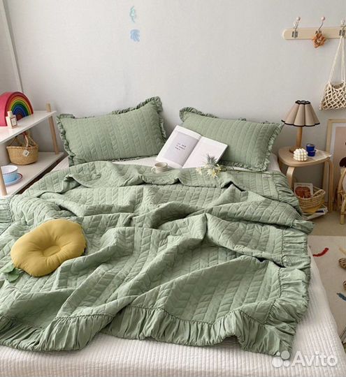 Покрывало на кровать с наволочками и простыней