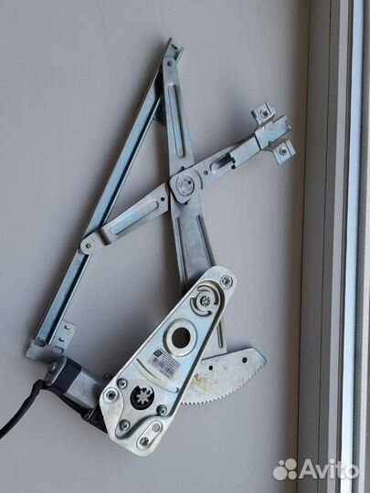 Новый левый электростеклоподъемник Волга 3110/05