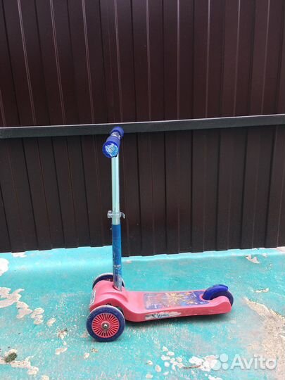 Самокат трехколесный