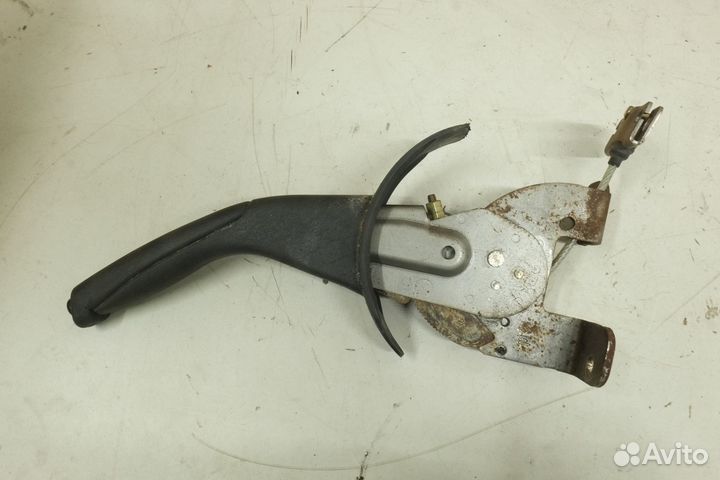 Рычаг стояночного тормоза Mitsubishi Carisma