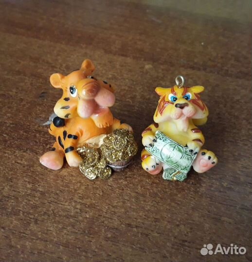 11 маленьких фигурок (символ года)