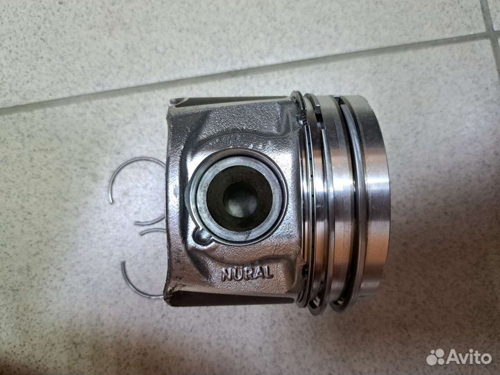 Поршень двигателя