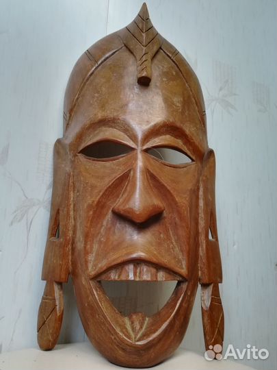 Маска из дерева
