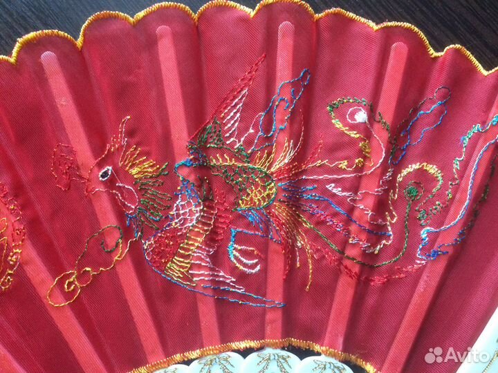 Веер с вышивкой