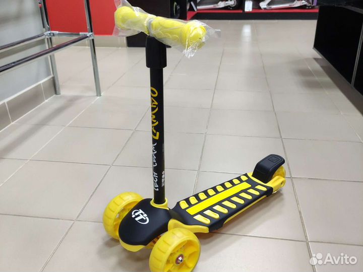 Самокат трехколесный TT Lambo желтый